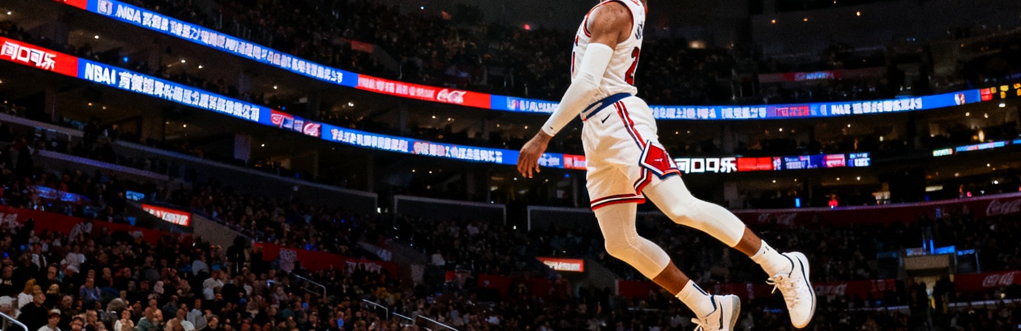 一张NBA篮球比赛的高清直播截图，球员飞身扣篮瞬间被定格，球馆内灯光璀璨，观众席爆满，场边LED广告牌滚动显示赞助商信息